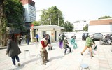 Những hình ảnh xúc động khi người nghèo ở Hà Nội nhận gạo cứu trợ