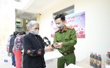 Những hình ảnh xúc động khi người nghèo ở Hà Nội nhận gạo cứu trợ