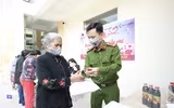 Những hình ảnh xúc động khi người nghèo ở Hà Nội nhận gạo cứu trợ