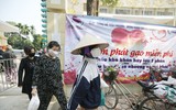 Những hình ảnh xúc động khi người nghèo ở Hà Nội nhận gạo cứu trợ