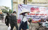Những hình ảnh xúc động khi người nghèo ở Hà Nội nhận gạo cứu trợ