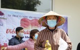 Những hình ảnh xúc động khi người nghèo ở Hà Nội nhận gạo cứu trợ