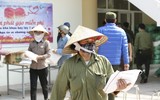 Những hình ảnh xúc động khi người nghèo ở Hà Nội nhận gạo cứu trợ