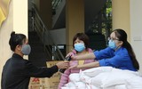 Những hình ảnh xúc động khi người nghèo ở Hà Nội nhận gạo cứu trợ