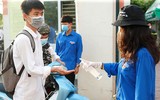 Cận cảnh thí sinh đeo khẩu trang làm bài trong phòng thi