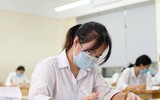 Cận cảnh thí sinh đeo khẩu trang làm bài trong phòng thi