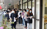 Cận cảnh thí sinh đeo khẩu trang làm bài trong phòng thi