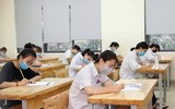 Cận cảnh thí sinh đeo khẩu trang làm bài trong phòng thi