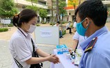 Cận cảnh thí sinh đeo khẩu trang làm bài trong phòng thi