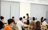Cận cảnh thí sinh đeo khẩu trang làm bài trong phòng thi