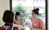 Cận cảnh thí sinh đeo khẩu trang làm bài trong phòng thi