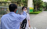 Cận cảnh thí sinh đeo khẩu trang làm bài trong phòng thi
