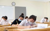 Cận cảnh thí sinh đeo khẩu trang làm bài trong phòng thi