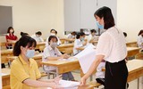 Cận cảnh thí sinh đeo khẩu trang làm bài trong phòng thi
