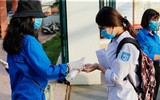 Cận cảnh thí sinh đeo khẩu trang làm bài trong phòng thi