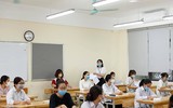Cận cảnh thí sinh đeo khẩu trang làm bài trong phòng thi