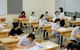 Cận cảnh thí sinh đeo khẩu trang làm bài trong phòng thi