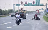Bất chấp nguy hiểm xe máy vẫn leo lên đường dành cho ô tô Đại lộ Thăng Long