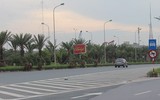Bất chấp nguy hiểm xe máy vẫn leo lên đường dành cho ô tô Đại lộ Thăng Long