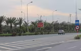Bất chấp nguy hiểm xe máy vẫn leo lên đường dành cho ô tô Đại lộ Thăng Long