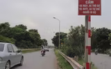 Bất chấp nguy hiểm xe máy vẫn leo lên đường dành cho ô tô Đại lộ Thăng Long