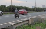 Bất chấp nguy hiểm xe máy vẫn leo lên đường dành cho ô tô Đại lộ Thăng Long
