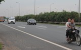 Bất chấp nguy hiểm xe máy vẫn leo lên đường dành cho ô tô Đại lộ Thăng Long