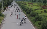 Bất chấp nguy hiểm xe máy vẫn leo lên đường dành cho ô tô Đại lộ Thăng Long