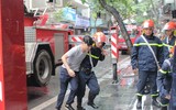 Cận cảnh diễn tập phương án chữa cháy, cứu người mắc kẹt tại số nhà 28 Hàng Hòm