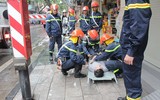 Cận cảnh diễn tập phương án chữa cháy, cứu người mắc kẹt tại số nhà 28 Hàng Hòm