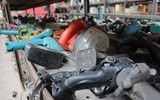 Cận cảnh chợ đồ cũ ở dưới chân cầu Thăng Long