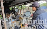Cận cảnh chợ đồ cũ ở dưới chân cầu Thăng Long