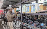 Cận cảnh chợ đồ cũ ở dưới chân cầu Thăng Long