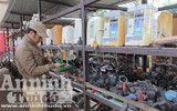 Cận cảnh chợ đồ cũ ở dưới chân cầu Thăng Long