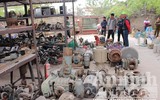 Cận cảnh chợ đồ cũ ở dưới chân cầu Thăng Long