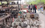 Cận cảnh chợ đồ cũ ở dưới chân cầu Thăng Long