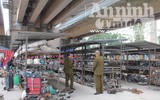 Cận cảnh chợ đồ cũ ở dưới chân cầu Thăng Long