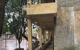 [Ảnh] Hiện trường vụ sập lan can trường học làm 13 em học sinh bị thương