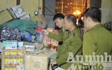 Cận cảnh hơn 4 tấn hương liệu, phụ gia pha chế trà sữa không rõ nguồn gốc