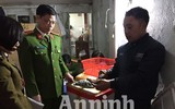 Cận cảnh quá trình bơm tạp chất vào tôm ở Hà Nội