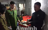 Cận cảnh quá trình bơm tạp chất vào tôm ở Hà Nội