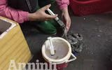Cận cảnh quá trình bơm tạp chất vào tôm ở Hà Nội