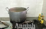 Cận cảnh quá trình bơm tạp chất vào tôm ở Hà Nội
