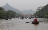 Hướng dẫn người dân sử dụng phao nổi ở chùa Hương