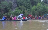 Hướng dẫn người dân sử dụng phao nổi ở chùa Hương