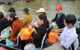 Hướng dẫn người dân sử dụng phao nổi ở chùa Hương