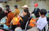Hướng dẫn người dân sử dụng phao nổi ở chùa Hương