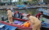 Hướng dẫn người dân sử dụng phao nổi ở chùa Hương