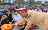 Hướng dẫn người dân sử dụng phao nổi ở chùa Hương