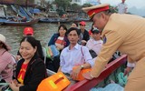Hướng dẫn người dân sử dụng phao nổi ở chùa Hương